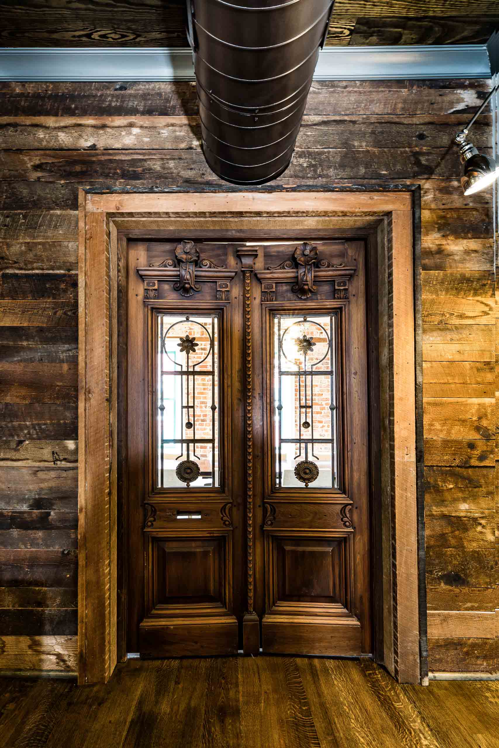 ia_hamptons-restaurant-wood-door-dinning